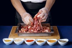 僅100個位，月均營收卻超百萬的中式現拌烤肉店是如何設計出來的？